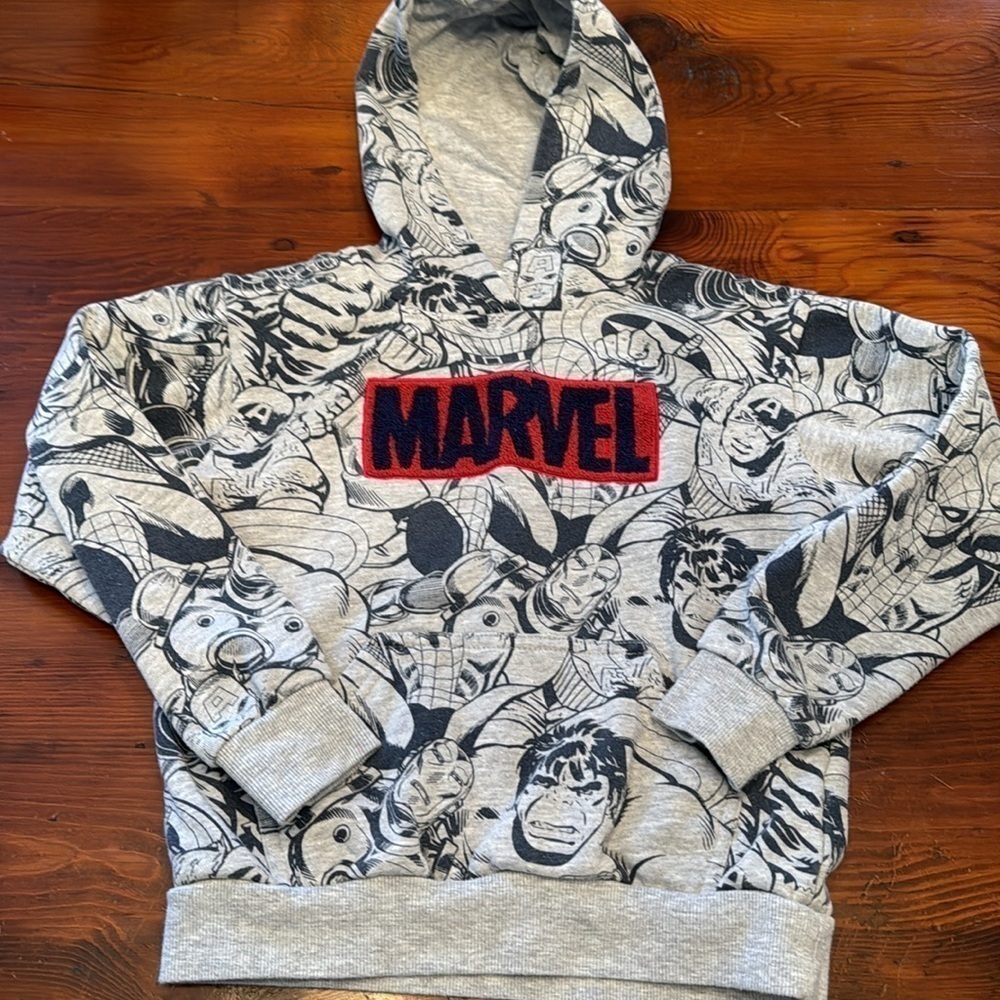 Marvel boys hooded sweatshirt size 5/6 EUC